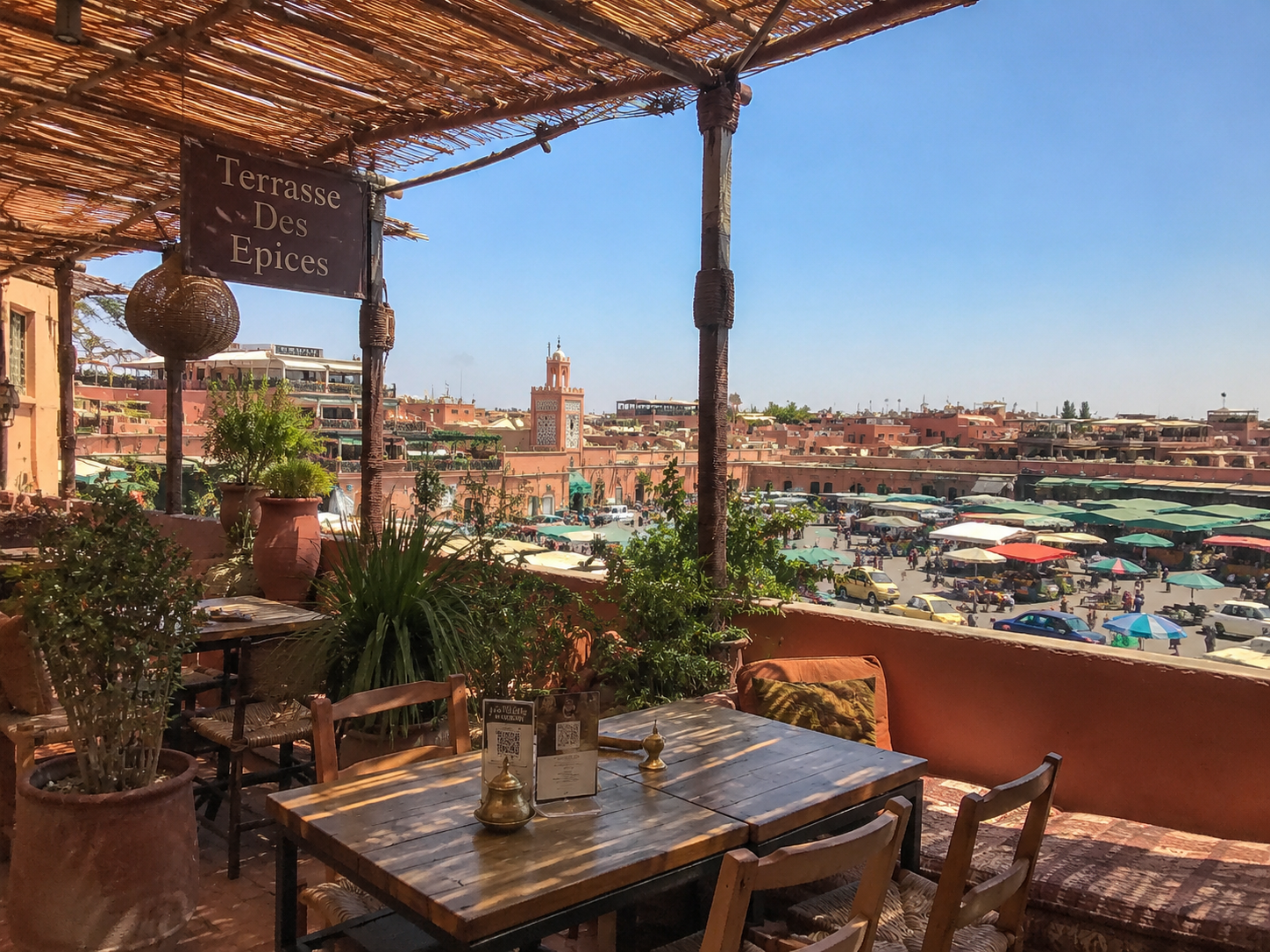  Terrasse panoramique de La Terrasse des Épices à Marrakech avec vue sur la médina, les souks et les toits de la ville.