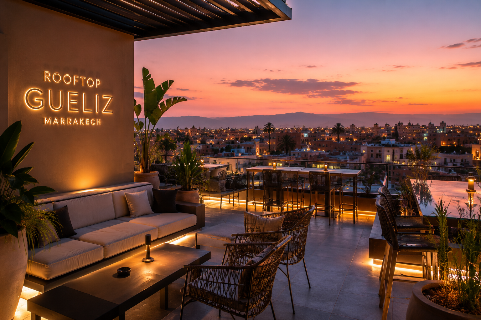  Rooftop moderne situé à Guéliz à Marrakech avec terrasse design, vue panoramique sur la ville et coucher de soleil.